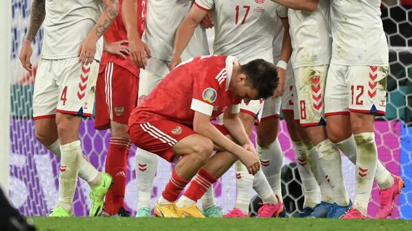 Полузащитник сборной России Александр Головин (на первом плане) и футболисты сборной Дании Полузащитник сборной России Александр Головин (на первом плане) и футболисты сборной Дании
