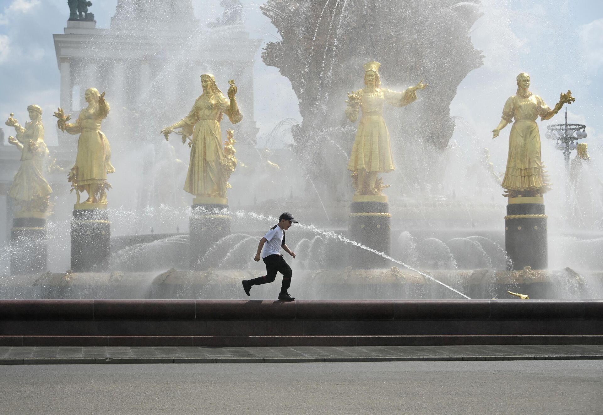 Тёплая погода в Москве Тёплая погода в Москве - РИА Новости, 1920, 22.06.2021