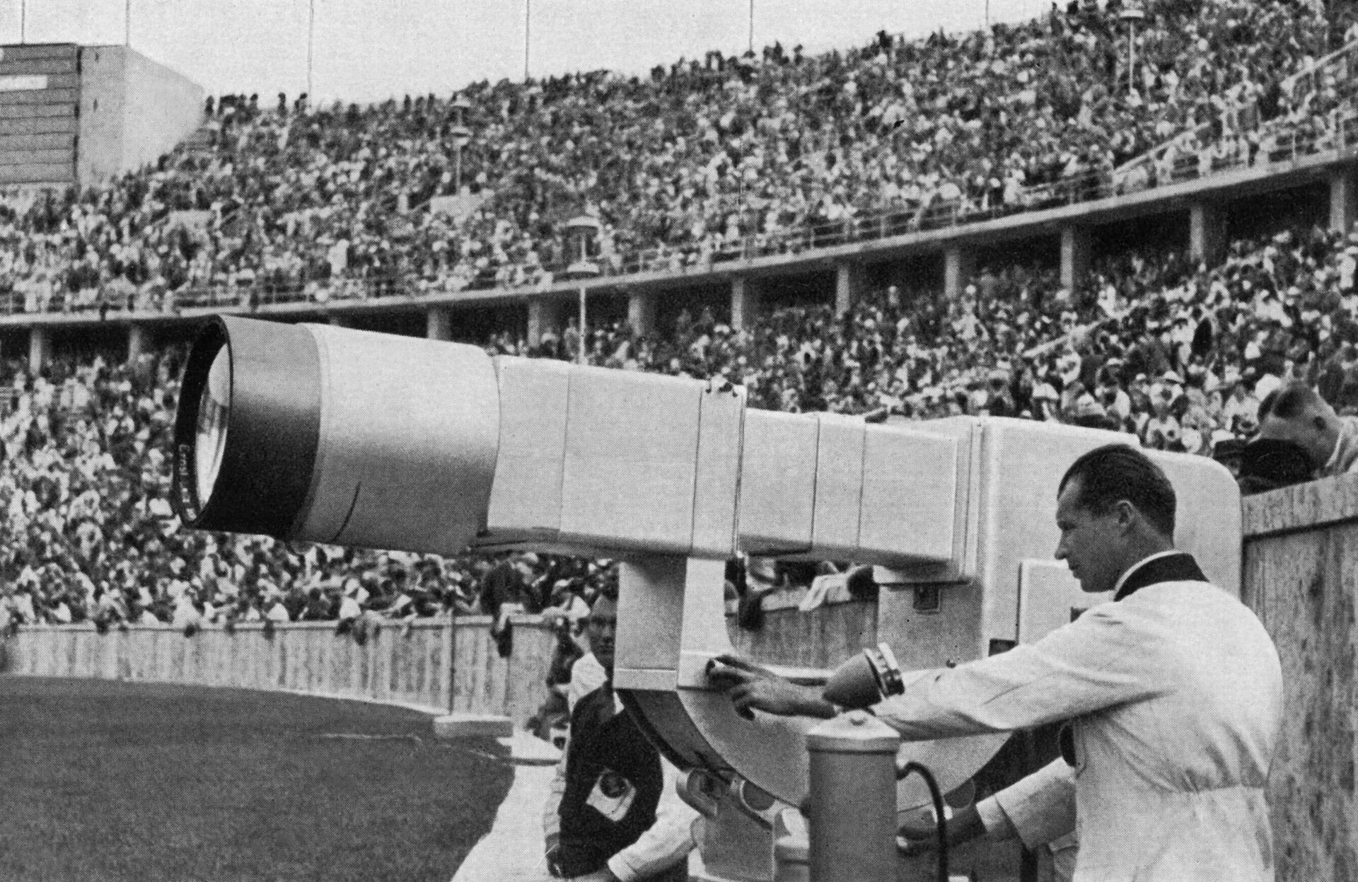 Сотрудник проверяет телекамеру во время Олимпийских игр 1936 года в Берлине Сотрудник проверяет телекамеру во время Олимпийских игр 1936 года в Берлине - РИА Новости, 1920, 02.07.2021
