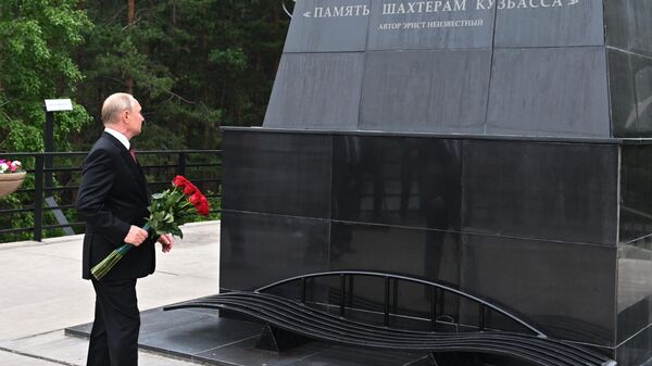 Путин возложил цветы к монументу 