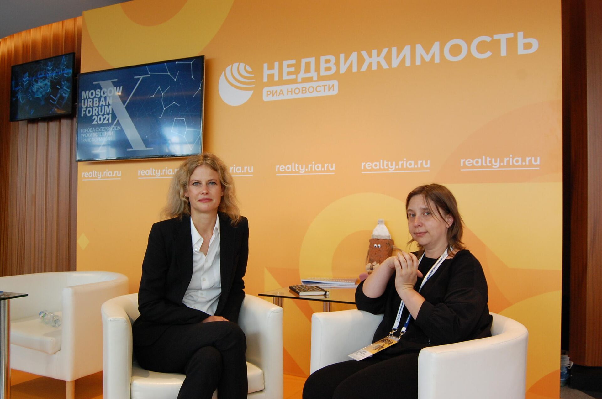 Магистр архитектуры, основатель международного бюро архитектуры, дизайна и урбанизма ZERZA Беттина Зерза на стенде РИА Новости. Недвижимость на форуме Moscow Urban Forum 2021 Магистр архитектуры, основатель международного бюро архитектуры, дизайна и урбанизма ZERZA Беттина Зерза на стенде РИА Новости. Недвижимость на форуме Moscow Urban Forum 2021 - РИА Новости, 1920, 06.07.2021