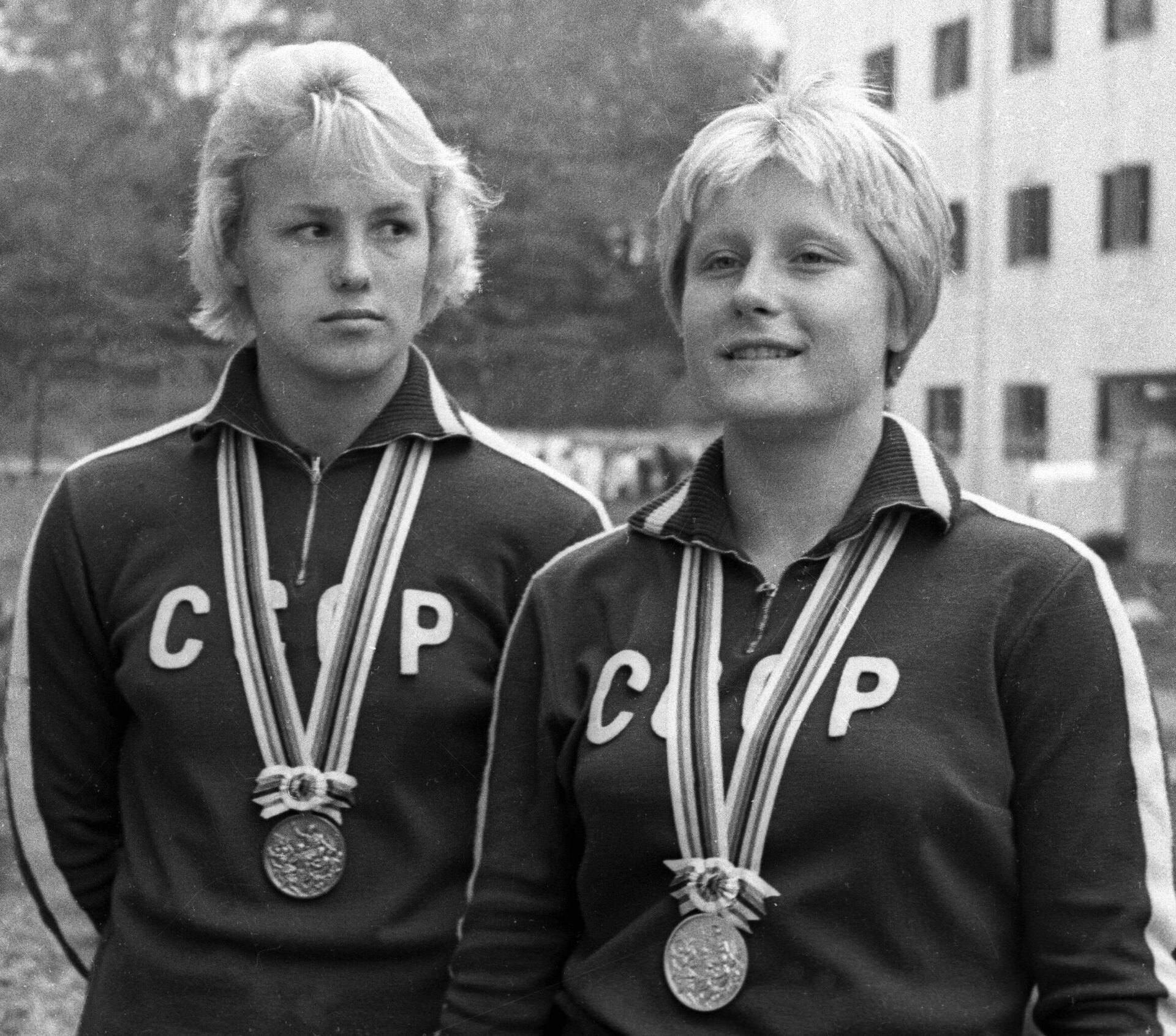 Пловчиха Галина Прозуменщикова (справа) после вручения медали за победу на Олимпиаде в Токио Пловчиха Галина Прозуменщикова (справа) после вручения медали за победу на Олимпиаде в Токио - РИА Новости, 1920, 11.07.2021