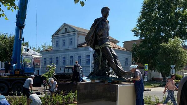 Памятник дементьеву в твери фото