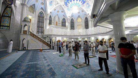 Верующие на намазе в праздник Курбан-Байрам в казанской мечети Кул-Шариф Верующие на намазе в праздник Курбан-Байрам в казанской мечети Кул-Шариф