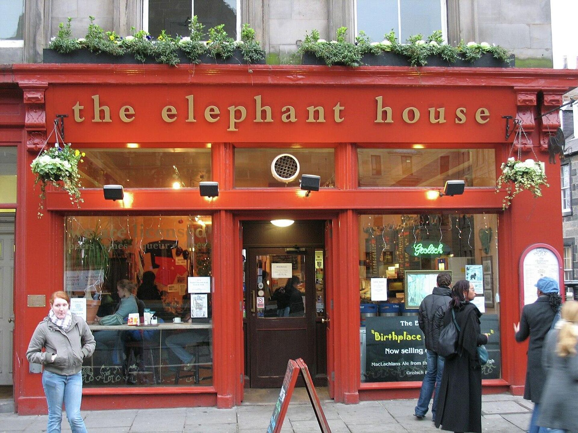 Кафе The Elephant House, в котором Роулинг написала свой первый роман о Гарри Поттере Кафе The Elephant House, в котором Роулинг написала свой первый роман о Гарри Поттере - РИА Новости, 1920, 20.07.2021