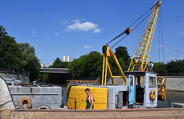 Работа ГУП Мосводосток по очистке реки Работа ГУП Мосводосток по очистке реки