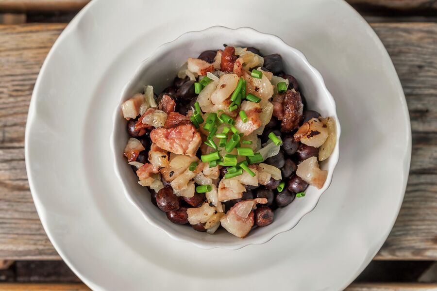 Традиционное блюдо Латвии, серый горох с копчёным мясом Традиционное блюдо Латвии, серый горох с копчёным мясом