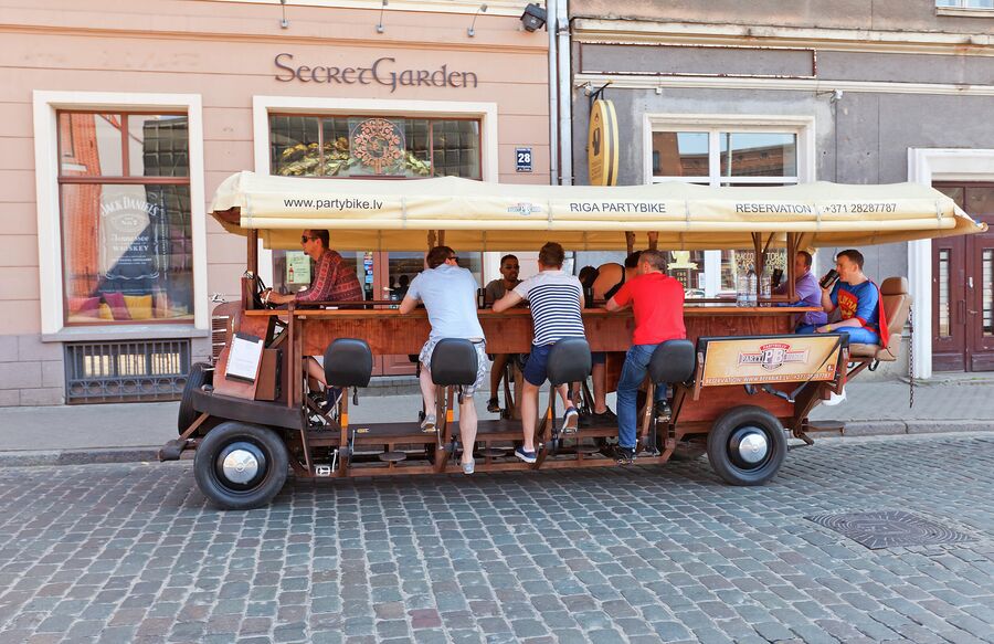 Partybus Beer Bike с барменами на улице Риги Partybus Beer Bike с барменами на улице Риги