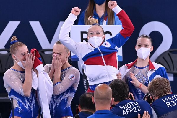 Российские спортсменки, члены сборной России (команда ОКР) Лилия Ахаимова, Ангелина Мельникова, Виктория Листунова и Владислава Уразова (слева направо), завоевавшие золотые медали в командном многоборье среди женщин на соревнованиях по спортивной гимнастике на XXXII летних Олимпийских играх в Токио Российские спортсменки, члены сборной России (команда ОКР) Лилия Ахаимова, Ангелина Мельникова, Виктория Листунова и Владислава Уразова (слева направо), завоевавшие золотые медали в командном многоборье среди женщин на соревнованиях по спортивной гимнастике на XXXII летних Олимпийских играх в Токио