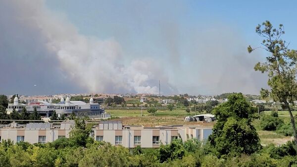 Дым от лесного пожара в Манавгате, Анталья, Турция Дым от лесного пожара в Манавгате, Анталья, Турция