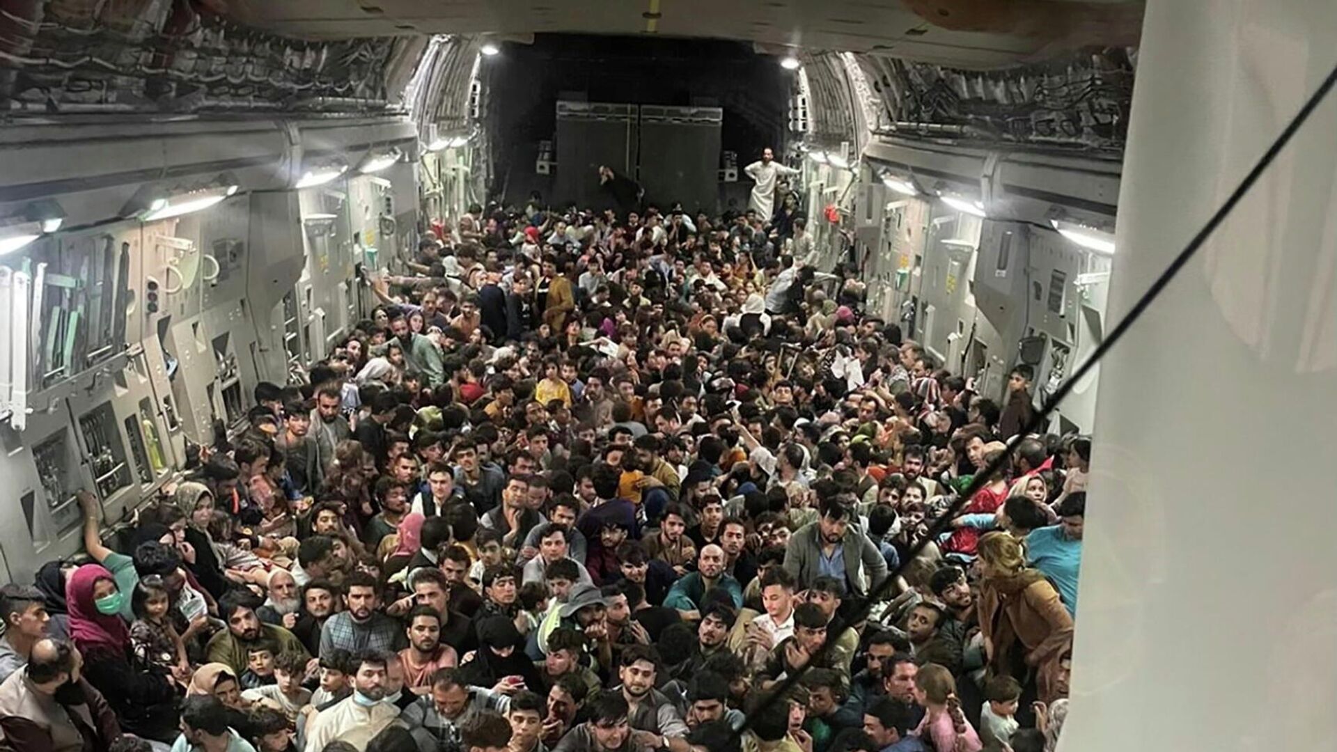 C 17 приняли. Аэропорт Кабула эвакуация. Бегство американцев из Афганистана. Афганцы штурмуют самолёт США.