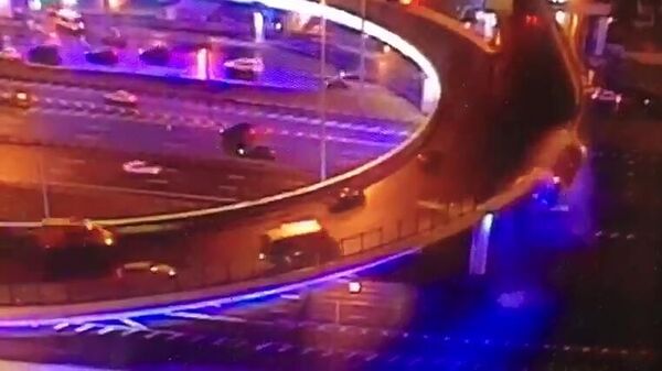 Опубликовано видео падения грузовика с эстакады в Москве