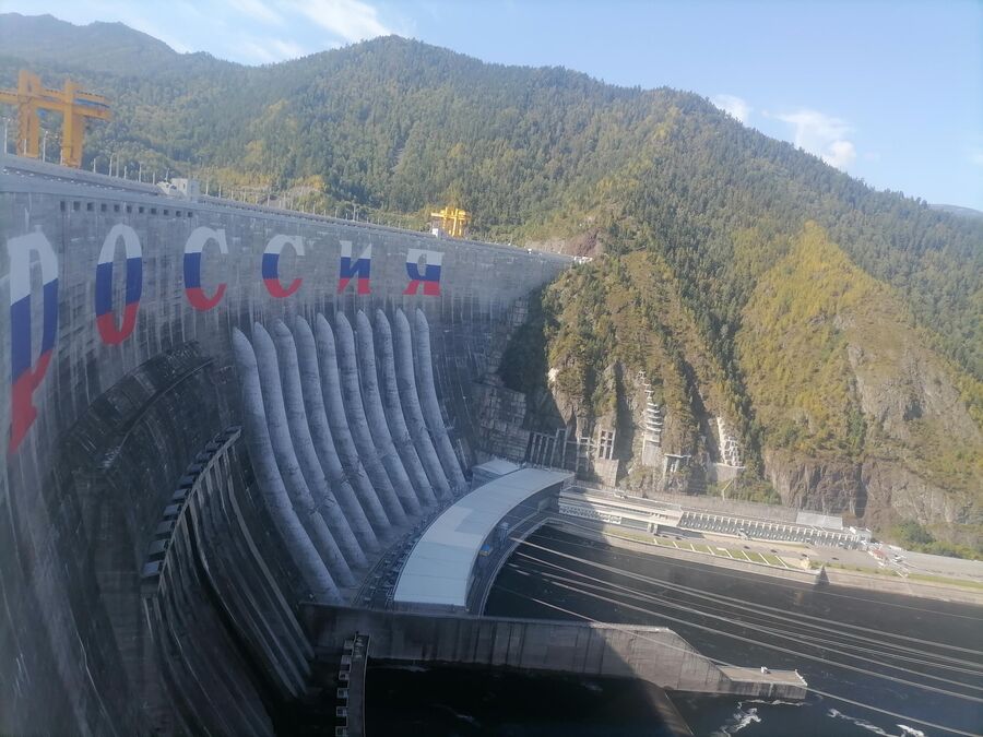 Вид на надпись Россия на Саяно-Шушенской ГЭС Вид на надпись Россия на Саяно-Шушенской ГЭС