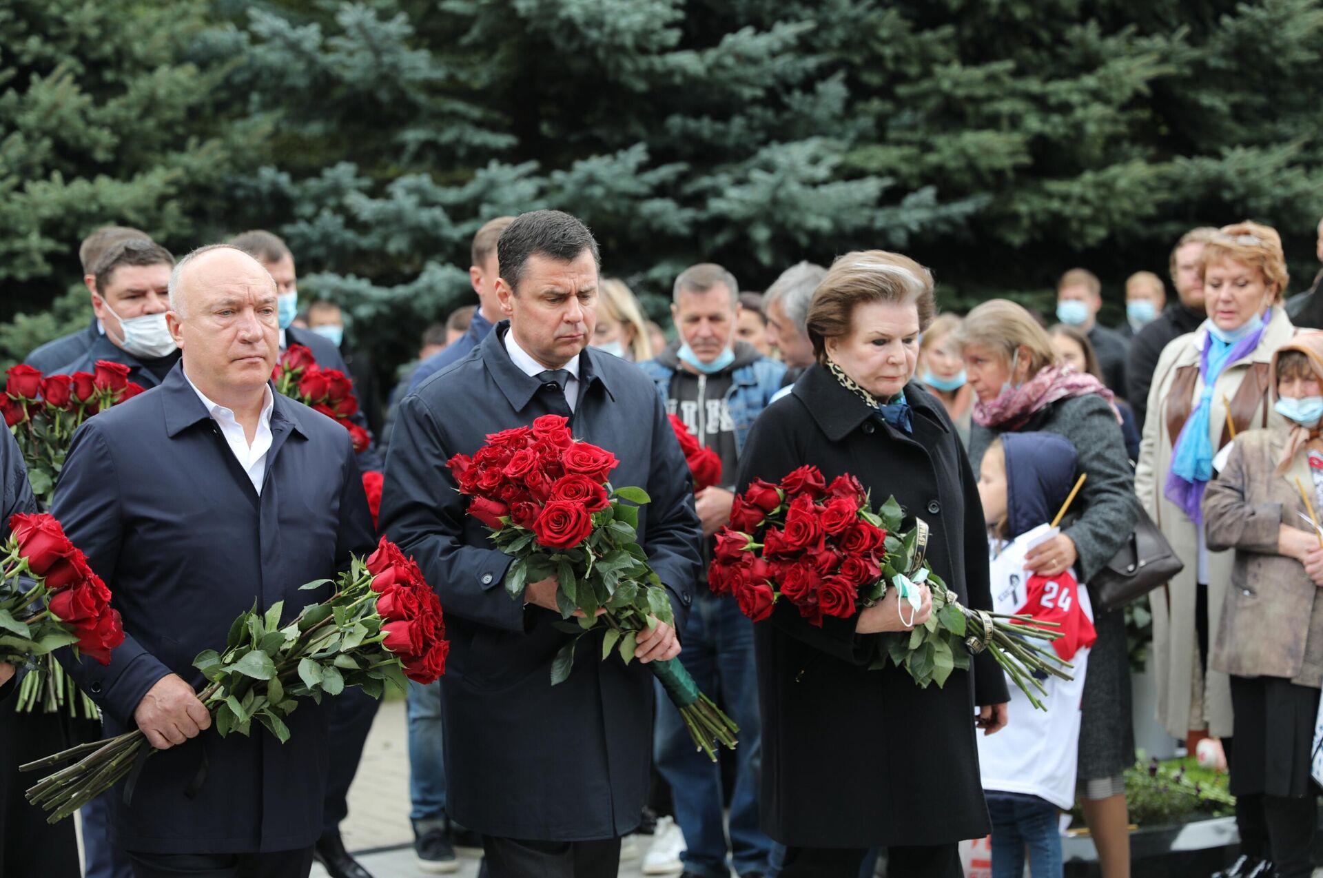 Президент ХК Локомотив Юрий Яковлев (слева), губернатор Ярославской области Дмитрий Миронов (по центру), Валентина Терешкова (справа) Президент ХК Локомотив Юрий Яковлев (слева), губернатор Ярославской области Дмитрий Миронов (по центру), Валентина Терешкова (справа) - РИА Новости, 1920, 07.09.2021