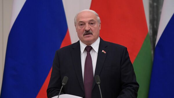 Лукашенко потребовал не допустить спада промышленности из-за санкций