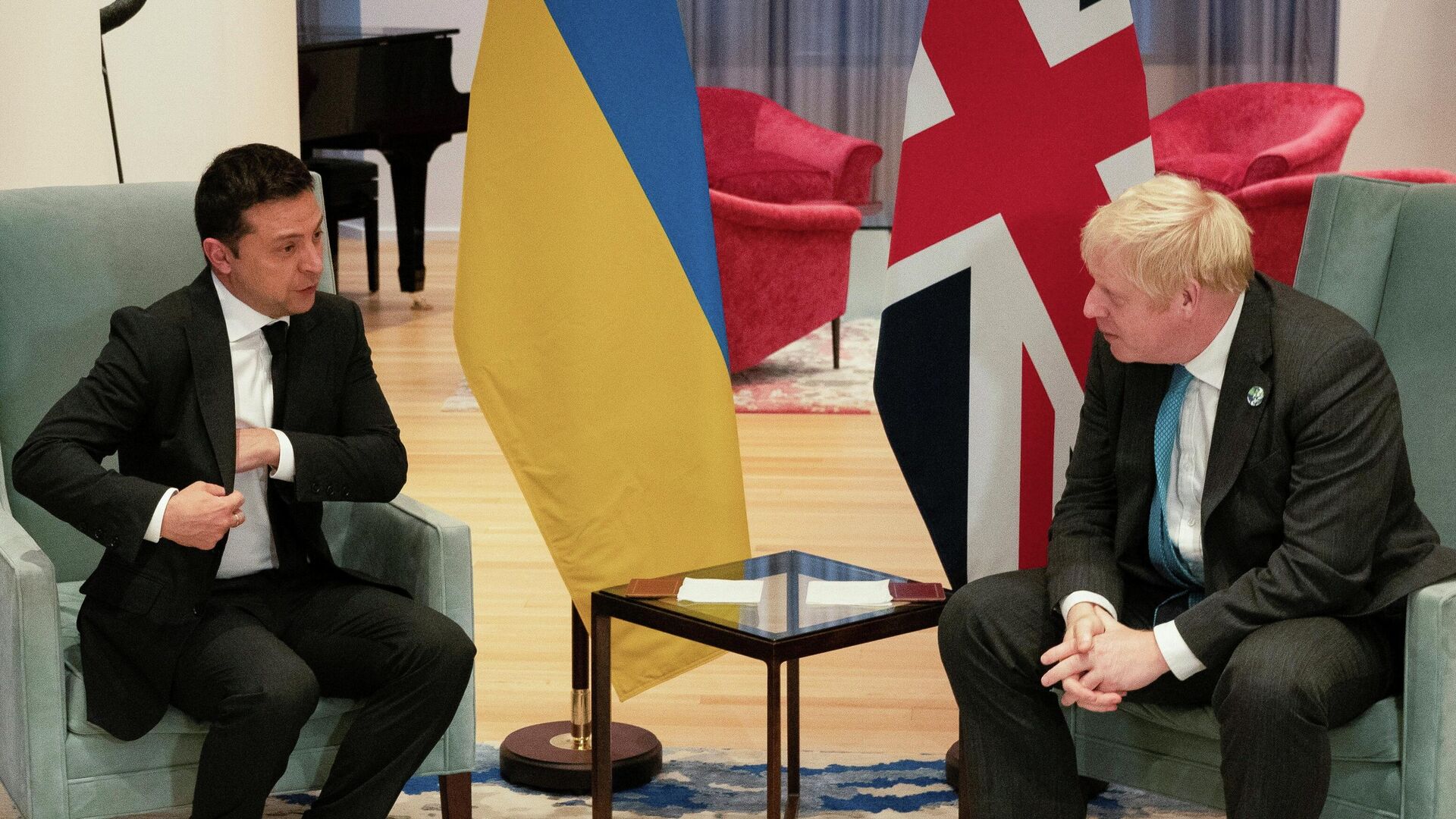 Президент Украины Владимир Зеленский на встрече с премьер-министром Великобритании Борисом Джонсоном в Нью-Йорке - РИА Новости, 1920, 23.09.2021