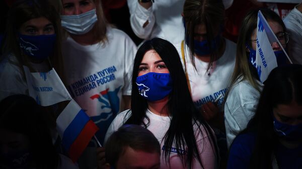Избиратели в штабе общественной поддержки партии Единая Россия в Москве Избиратели в штабе общественной поддержки партии Единая Россия в Москве