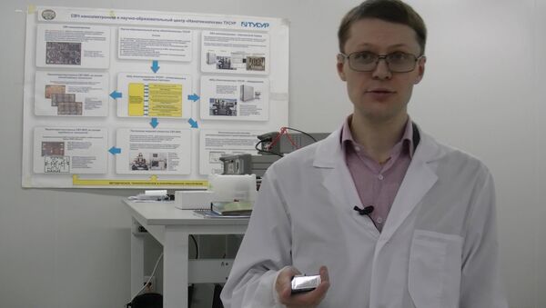 Ученый ТУСУР показал чипы размером в пол миллиметра Ученый ТУСУР показал чипы размером в пол миллиметра