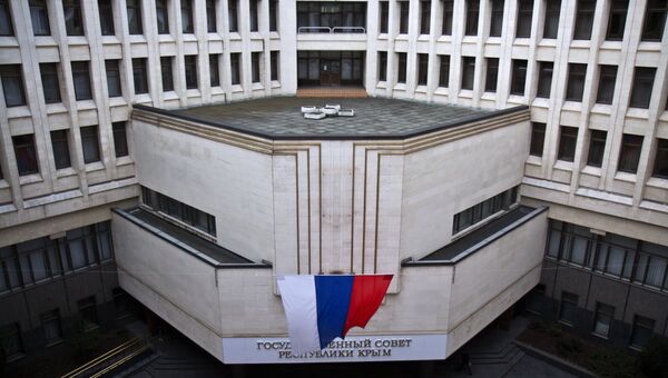 Российский флаг у здания Государственного Совета Республики Крым. Архивное фото Российский флаг у здания Государственного Совета Республики Крым. Архивное фото