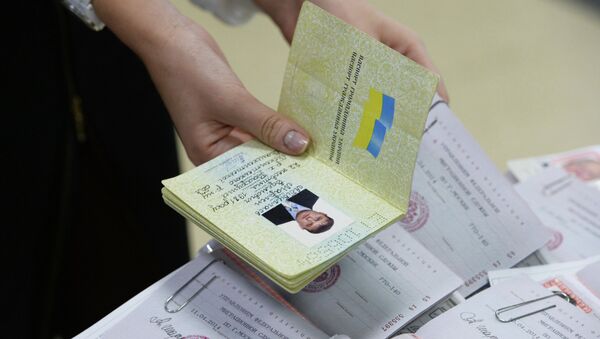 Оформление паспортов граждан РФ жителям Крыма. Архивное фото Оформление паспортов граждан РФ жителям Крыма. Архивное фото