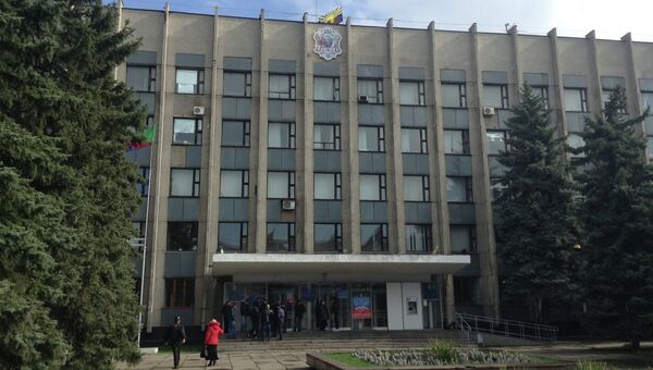 Здание горсовета Горловки с флагом Донецкой народной республики. Архивное фото Здание горсовета Горловки с флагом Донецкой народной республики. Архивное фото