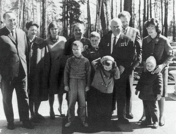 Семейный снимок семьи Никиты Сергеевича Хрущева, 1963 год Семейный снимок семьи Никиты Сергеевича Хрущева, 1963 год
