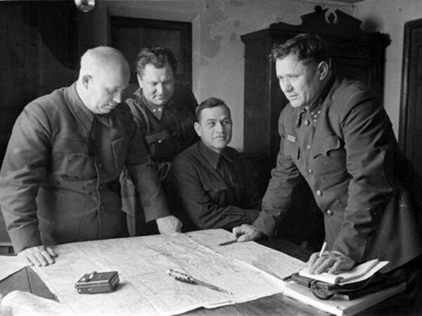 На передовой Сталинграда: Никита Хрущев и Андрей Еременко. 1942 год На передовой Сталинграда: Никита Хрущев и Андрей Еременко. 1942 год