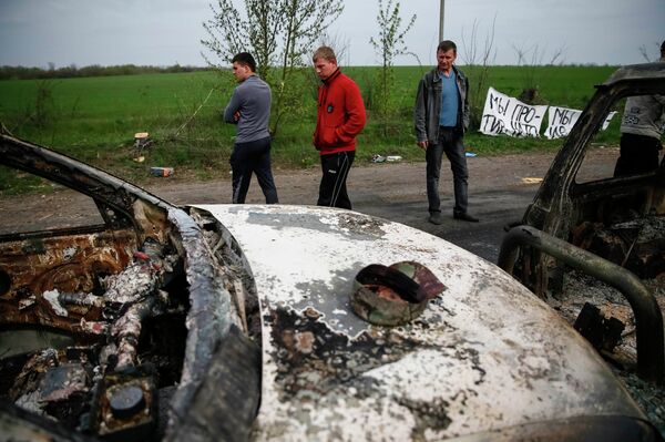 На месте стрельбы на блокпосту при въезде в Славянск На месте стрельбы на блокпосту при въезде в Славянск