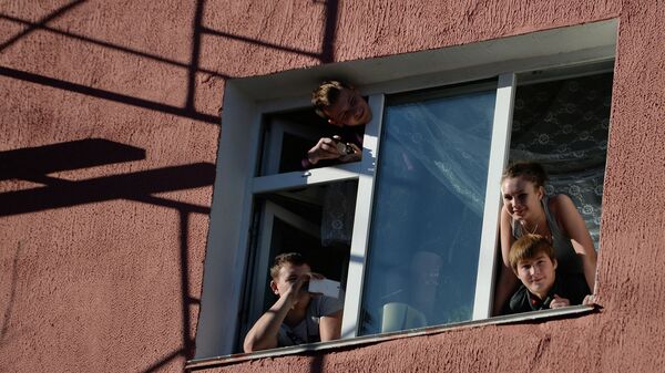 Студенты выглядывают из окна общежития Студенты выглядывают из окна общежития