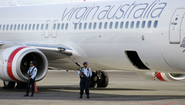 Самолет авиакомпании Virgin Australia в аэропорту Бали Самолет авиакомпании Virgin Australia в аэропорту Бали