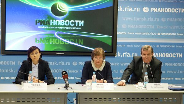 Начальник департамента труда и занятости населения Томской области Светлана Грузных, начальник отдела страхования профессиональных рисков Фонда социального страхования Томской области Галина Бредихина и руководитель государственной инспекции труда в Томской области Виктор Носик, событийное фото Начальник департамента труда и занятости населения Томской области Светлана Грузных, начальник отдела страхования профессиональных рисков Фонда социального страхования Томской области Галина Бредихина и руководитель государственной инспекции труда в Томской области Виктор Носик, событийное фото