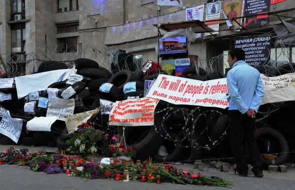 Цветы и свечи в память о погибших в Одессе у окруженного баррикадами здания областной государственной администрации города Донецка Цветы и свечи в память о погибших в Одессе у окруженного баррикадами здания областной государственной администрации города Донецка