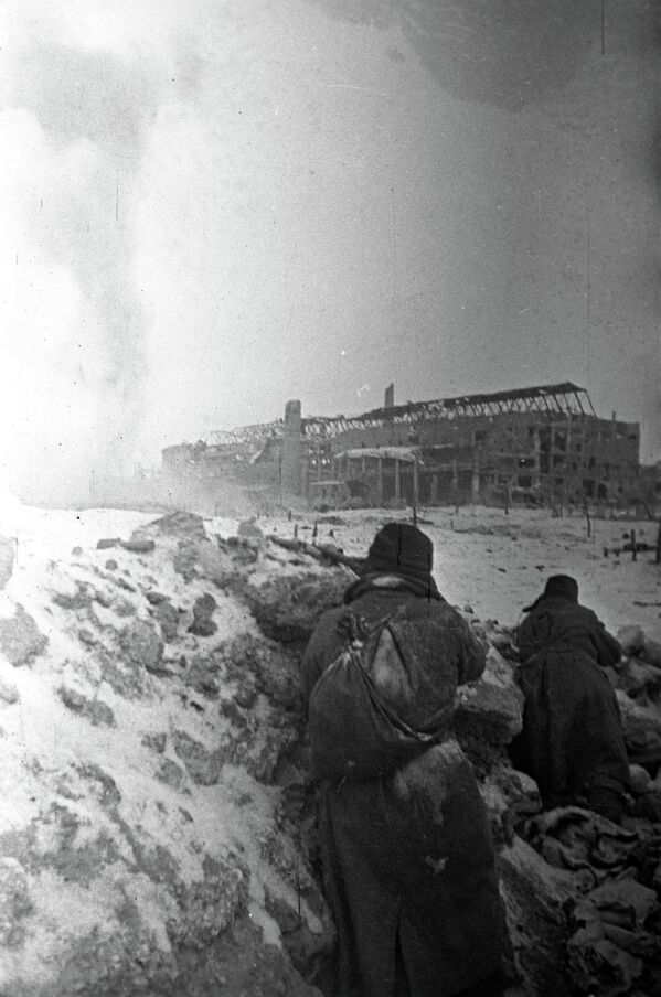 Бой на территории тракторного завода в Сталинграде, 1943 год Бой на территории тракторного завода в Сталинграде, 1943 год