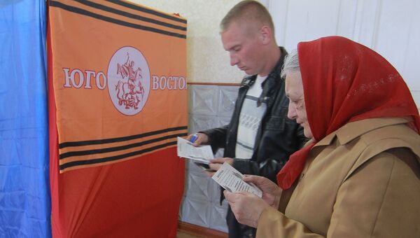 Местные жители изучают бюллетени для голосования на референдуме о статусе Луганской области на избирательном участке в селе Самсоновка под Луганском. Местные жители изучают бюллетени для голосования на референдуме о статусе Луганской области на избирательном участке в селе Самсоновка под Луганском.