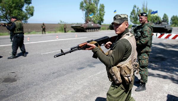 Украинские военные на пропускном пункте под Мариуполем Украинские военные на пропускном пункте под Мариуполем