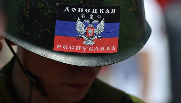 Человек в каске с флагом ДНР Человек в каске с флагом ДНР