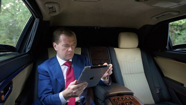 Президент РФ Дмитрий Медведев в салоне автомобиля Президент РФ Дмитрий Медведев в салоне автомобиля