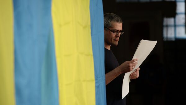 Избиратель во время голосования на выборах на Украине, архивное фото Избиратель во время голосования на выборах на Украине, архивное фото