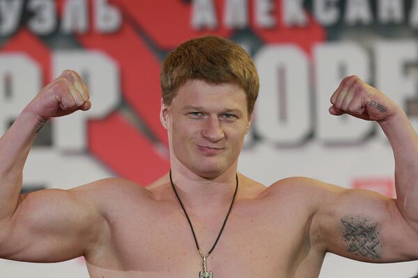 Российский боксер Александр Поветкин во время официальной процедуры взвешивания. Российский боксер Александр Поветкин во время официальной процедуры взвешивания.