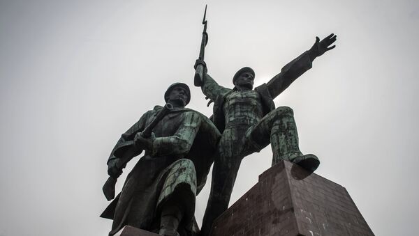 Скульптурная композиция Солдат и Матрос в городе Севастополе. Архивное фото Скульптурная композиция Солдат и Матрос в городе Севастополе. Архивное фото