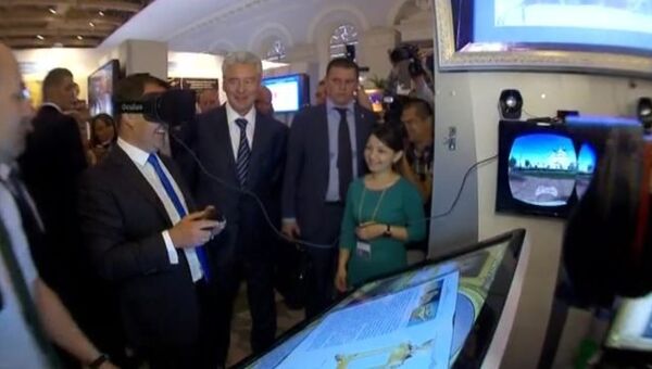 Медведев совершил 3D-прогулку по Тобольскому кремлю на выставке в Москве Медведев совершил 3D-прогулку по Тобольскому кремлю на выставке в Москве