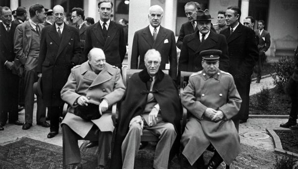 Премьер-министр Великобритании Уинстон Черчилль, президент США Франклин Делано Рузвельт и маршал СССР Иосиф Сталин перед началом одного из заседаний Ялтинской конференции Премьер-министр Великобритании Уинстон Черчилль, президент США Франклин Делано Рузвельт и маршал СССР Иосиф Сталин перед началом одного из заседаний Ялтинской конференции