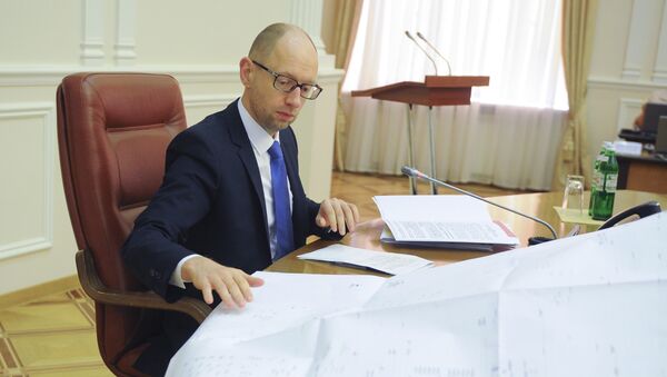 Премьер-министр Украины Арсений Яценюк на заседании правительства. 18 июня 2014 Премьер-министр Украины Арсений Яценюк на заседании правительства. 18 июня 2014