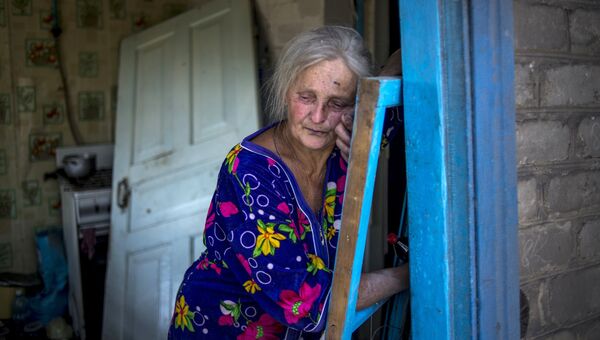 Местная жительница в своем доме, пострадавшем во время авиационного удара вооруженных сил Украины по станице Луганская. 2014 год Местная жительница в своем доме, пострадавшем во время авиационного удара вооруженных сил Украины по станице Луганская. 2014 год