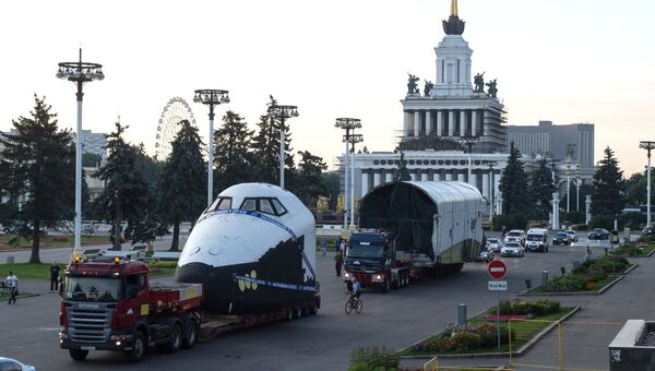 Транспортировка макета космического корабля Буран к павильону Космос на ВДНХ в Москве. Архивное фото Транспортировка макета космического корабля Буран к павильону Космос на ВДНХ в Москве. Архивное фото