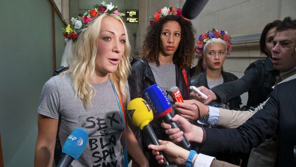 Активистки Femen отвечают на вопросы журналистов возле здания суда в Париже Активистки Femen отвечают на вопросы журналистов возле здания суда в Париже
