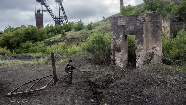 Боец ополчения на территории брошенной шахты Петровская в Донецке, которая была обстреляна украинскими ВВС. Архивное фото. Боец ополчения на территории брошенной шахты Петровская в Донецке, которая была обстреляна украинскими ВВС. Архивное фото.