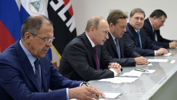 Министр иностранных дел РФ Сергей Лавров и президент России Владимир Путин во время переговоров с президентом Никарагуа Даниэлем Ортегой Министр иностранных дел РФ Сергей Лавров и президент России Владимир Путин во время переговоров с президентом Никарагуа Даниэлем Ортегой