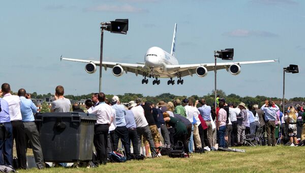 Посетители авиасалона Фарнборо 2014 наблюдают за посадкой самолета Airbus Industrie A380 Посетители авиасалона Фарнборо 2014 наблюдают за посадкой самолета Airbus Industrie A380