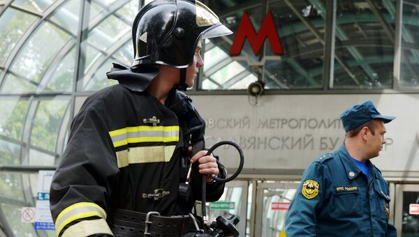 Сотрудники МЧС и правоохранительных органов у станции метро Славянский бульвар Сотрудники МЧС и правоохранительных органов у станции метро Славянский бульвар